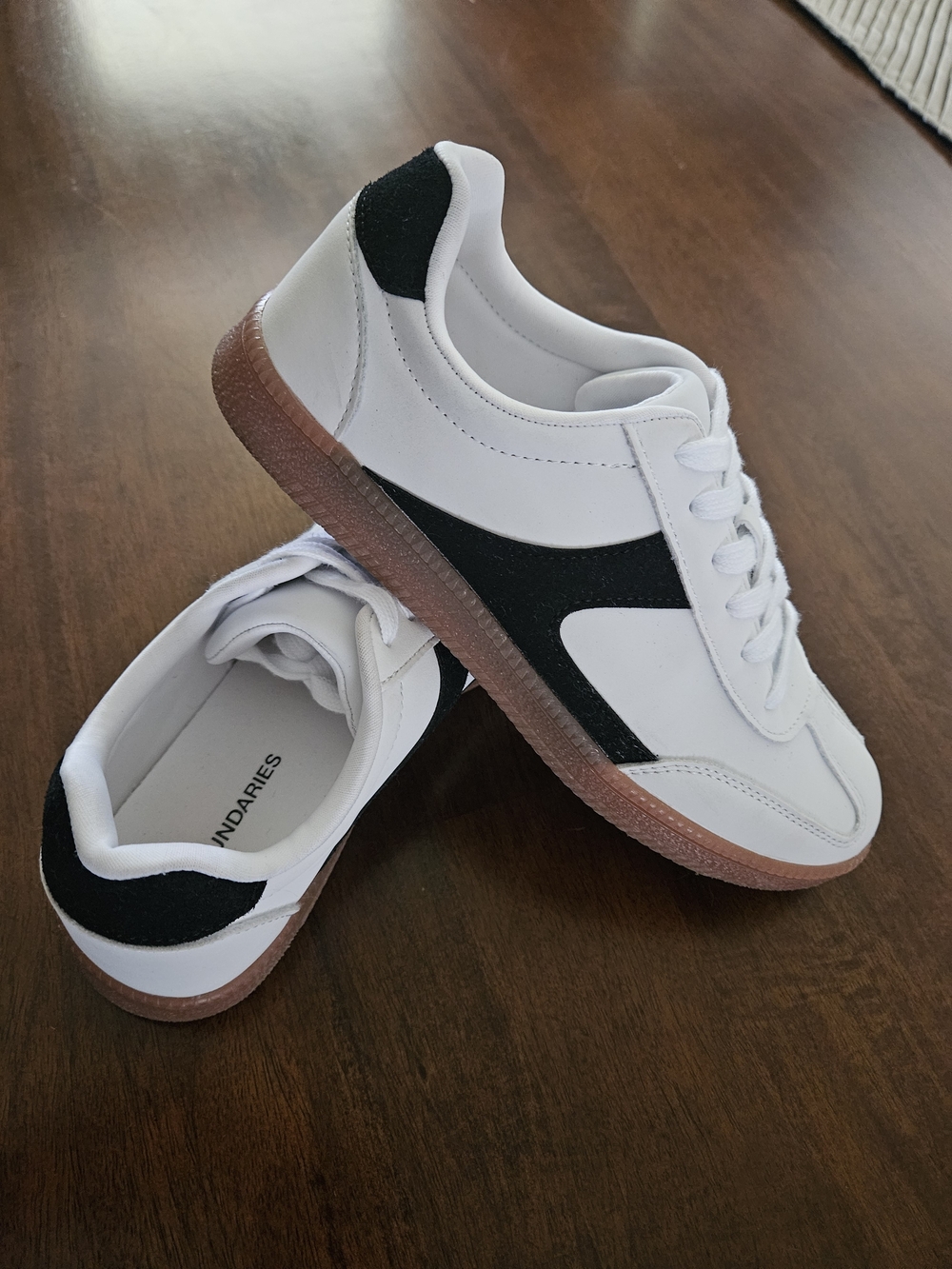 EUC Women's White Low-Top Gum Sole Sneakers